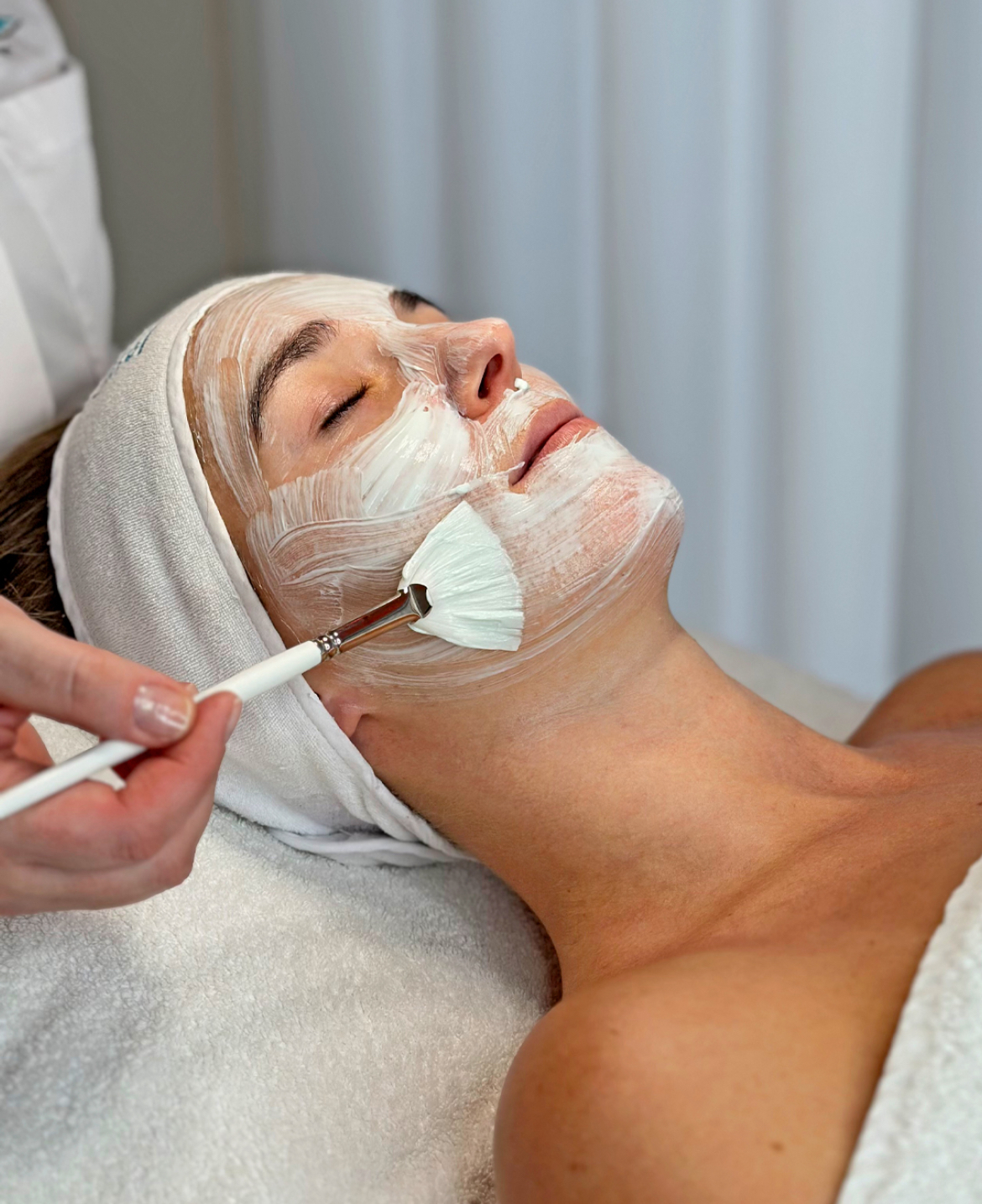 Gesichtsbehandlung einer Frau
